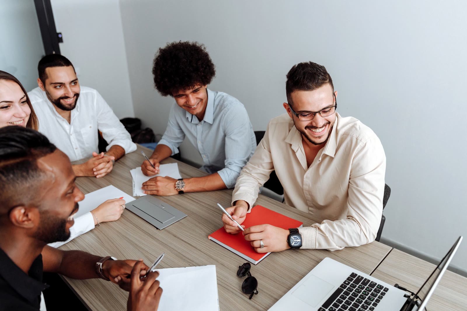 Une équipe au travail autour d'une table